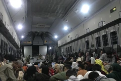 Người dân lên máy bay quân sự của Đức sơ tán khỏi Afghanistan, ngày 24/8/2021. (Ảnh: THX/TTXVN)