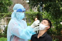 Lấy mẫu xét nghiệm sàng lọc cho người dân xã Cư Êbur, thành phố Buôn Ma Thuột. (Ảnh: Tuấn Anh/TTXVN)