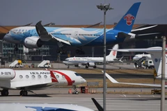 Máy bay 737 MAX 8 của Air China (giữa) và máy bay Boeing 787 của China Southern Airlines tại sân bay Bắc Kinh, Trung Quốc. (Ảnh: AFP/TTXVN)