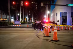 Cảnh sát phong tỏa một tuyến phố để phòng dịch COVID-19 tại Miami Beach, Mỹ, ngày 17/3/2021. (Ảnh: AFP/TTXVN)