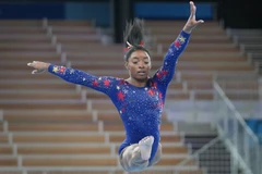 Vận động viên thể dục dụng cụ Simone Biles thi đấu ở nội dung xà lệch tại Olympic Tokyo 2020 ngày 25/7/2020. (Ảnh: THX/TTXVN)
