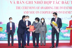 Ông Trần Quốc Văn, Chủ tịch tỉnh Hưng Yên trao quyết định đầu tư nhà máy sữa cho bà Mai Kiều Liên, Tổng Giám đốc Vinamilk kiêm Chủ tịch HĐQT Vilico.