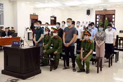 Các bị cáo tại phiên tòa ngày 5/5. (Ảnh: Phạm Kiên/TTXVN)