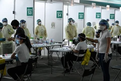 Một điểm xét nghiệm COVID-19 tại Singapore. (Ảnh: AFP/TTXVN)