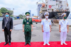 Đại diện Tổng Lãnh sự quán Ấn Độ tại TPHCM và các đơn vị Bộ đội Biên phòng TPHCM, Bộ Tư lệnh vùng 2 Hải quân tham gia đón tàu INS AIRAVAT chở thiết bị y tế của Chính phủ Ấn Độ trao tặng. (Nguồn: thanhuytphcm.vn)