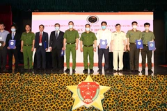 Lãnh đạo Cục Quản lý hành chính về trật tự xã hội (Bộ Công an) chụp ảnh chung với các đối tác dịch vụ của doanh nghiệp cung cấp cho Trung tâm nghiên cứu, ứng dụng dữ liệu dân cư và căn cước công dân. (Ảnh: Phạm Kiên/TTXVN)