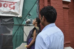 Một phụ nữ mang thai được lấy mẫu xét nghiệm COVID-19 tại Allahabad, Ấn Độ ngày 30/8/2021. (Ảnh: AFP/TTXVN)