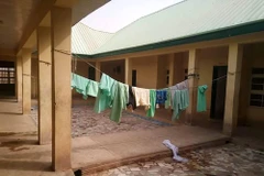 Cảnh vắng vẻ tại một trường học ở Jangede, tây bắc Nigeria, sau khi hơn 300 nữ sinh tại trường học này bị các tay súng bắt cóc ngày 26/2/2021. (Ảnh: AFP/TTXVN)