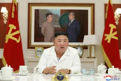 Nhà lãnh đạo Triều Tiên Kim Jong-un chủ trì cuộc họp Hội đồng chính sách Ủy ban Trung ương Đảng Lao động Triều Tiên tại Bình Nhưỡng ngày 5/8/2020. (Ảnh: AFP/TTXVN)