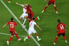 Pha tranh bóng quyết liệt của cầu thủ hai đội Thổ Nhĩ Kỳ (áo trắng) và Thụy Sĩ. (Ảnh: AFP/TTXVN)