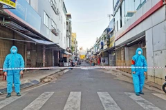 Phong tỏa tạm thời đường A2 bên hông Trung tâm Thương mại Pleiku. (Ảnh: baogialai.com.vn)