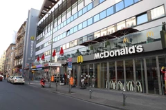 Quán McDonald's trên đường Friedrichstraße ở Berlin. (Ảnh: Mạnh Hùng/TTXVN)