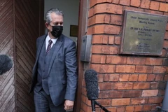 Ông Edwin Poots rời trụ sở DUP ở Belfast vào tối 17/6. (Nguồn: PA).