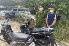 Đối tượng Lê Hoàng Bảo Phúc cùng tang vật. (Nguồn: phapluatplus.vn)
