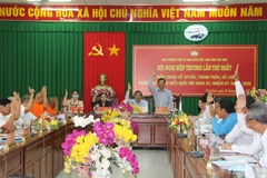 Các đại biểu biểu quyết thống nhất về dự kiến số lượng, cơ cấu, thành phần người ứng cử. (Ảnh: Phúc Sơn/TTXVN)