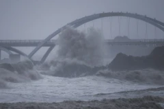 Sóng lớn ở khu vực đảo Zhoushan, tỉnh Chiết Giang khi bão Chanthu chuẩn bị đổ bộ, ngày 13/9/2021. (Ảnh: THX/TTXVN)