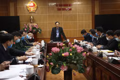 Phó Chủ tịch UBND tỉnh Thanh Hoá Đầu Thanh Tùng yêu cầu các địa phương, sở ngành trong tỉnh thực hiện quyết liệt, hiệu quả các biện pháp phòng chống dịch COVID-19. (Ảnh: Hoa Mai/TTXVN)