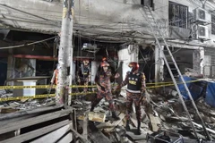 Lực lượng cứu hộ cứu hỏa kiểm tra hiện trường sau vụ nổ nghi do khí gas ở Bangladesh. (Nguồn: ndtv.com)