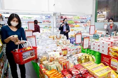 Người dân mua sắm tại siêu thị Hapro Khâm Thiên, Hà Nội. (Ảnh: Trần Việt/TTXVN)