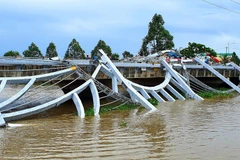 Hiện trường vụ sập công trình lan can kết hợp đèn trang trí trên cầu Maspero, thành phố Sóc Trăng. (Ảnh: Trung Hiếu/TTXVN)