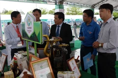Các gian hàng trưng bày giới thiệu sản phẩm khởi nghiệp tại Ngày hội khởi nghiệp sáng tạo tỉnh Quảng Nam lần thứ II. (Ảnh: Trần Tĩnh/TTXVN)