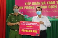 Mặt trận Tổ quốc Việt Nam tỉnh Đồng Tháp tiếp nhận ủng hộ Quỹ vaccine phòng, chống dịch COVID-19 từ các tổ chức, cá nhân. (Ảnh: Chương Đài/TTXVN)