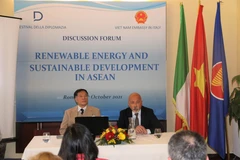 Phó Chủ tịch Hiệp hội Italy - ASEAN Romeo Orlandi (phải) và Tham tán Công sứ Thương mại Việt Nam tại Italy Nguyễn Đức Thanh điều hành Hội thảo. (Ảnh: Trường Dụy/TTXVN)