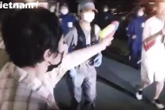 Nhật Bản: Người phụ nữ 'ám sát' ngọn đuốc Olympic gây bão mạng 