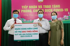 Tiếp nhận ủng hộ Quỹ vaccine phòng, chống dịch COVID-19 từ các tổ chức, cá nhân. (Ảnh: Chương Đài/TTXVN)