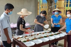 Hội Liên hiệp Phụ nữ xã Tượng Lĩnh hoàn thành những suất cơm miễn phí. (Nguồn: baothanhhoa.vn)