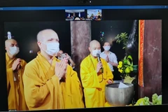 Thượng tọa Thích Đồng Huệ, Ủy viên Hội đồng Trị sự, Chủ tịch Hội Phật giáo Việt Nam tại Mozambique tiến hành nghi lễ cầu an qua hình thức trực tuyến cho cộng đồng người Việt tại Mozambique, Angola và các nước khu vực phía Nam châu Phi. (Ảnh: Hồng Minh/TTX