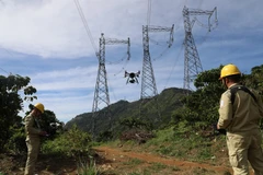 Đội vận hành đường dây Truyền tải điện Lâm Đồng (Công ty Truyền tải Điện 3) sử dụng thiết bị bay kiểm tra đường dây 500kV mạch 2 đoạn qua đèo Bảo Lộc. (Ảnh: Ngọc Hà/TTXVN)