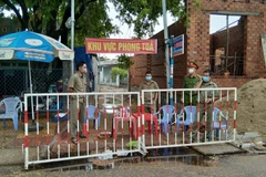 Một con hẻm trên đường Trần Phú, thị trấn Phước Dân, Ninh Thuận bị phong tỏa. (Ảnh: Công Thử/TTXVN)