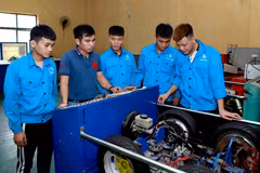 Giáo viên khoa Động lực Trường Cao đẳng nghề Vĩnh Phúc hướng dẫn cho sinh viên cơ chế hoạt động của hệ thống phanh ABS trên ôtô. (Ảnh: Hoàng Hùng/TTXVN)