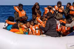 Người di cư được cứu tại khu vực ngoài khơi Libya ngày 9/2/2020. (Ảnh: AFP/TTXVN)