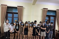 Nhân viên và khách hát tại quán karaoke XMEN I được đưa về trụ sở cơ quan công an để xử lý. (Nguồn: tuoitre.vn)