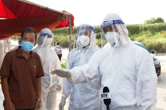 Phó Chủ tịch Thường trực UBND tỉnh Bắc Ninh Vương Quốc Tuấn (ngoài cùng bên phải) kiểm tra tại chốt kiểm dịch thôn Thụy Mão, xã Mão Điền, huyện Thuận Thành. (Ảnh: Đinh Văn Nhiều/TTXVN)