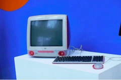 Máy tính cá nhân được sử dụng bởi đồng sáng lập Wikipedia Jimmy Wales đã được bán đấu giá. (Nguồn: AFP)