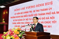 Bí thư Thành ủy Hà Nội Vương Đình Huệ chúc Tết cán bộ, chiến sỹ Sư đoàn Bộ binh 301. (Ảnh: TTXVN phát)