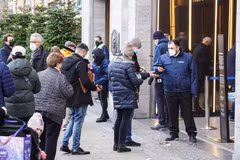 Nhân viên kiểm tra chứng nhận tiêm phòng COVID-19 của khách hàng tại trung tâm thương mại ở Berlin, Đức, ngày 3/12/2021. (Ảnh: THX/TTXVN)