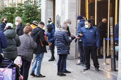 Nhân viên kiểm tra chứng nhận tiêm phòng COVID-19 của khách hàng tại trung tâm thương mại ở Berlin, Đức, ngày 3/12/2021. (Ảnh: THX/TTXVN)