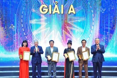 Ông Đỗ Văn Chiến, Bí thư Trung ương Đảng, Chủ tịch UBTƯ MTTQ Việt Nam và ông Nguyễn Hòa Bình, Ủy viên Bộ Chính trị, Bí thư Trung ương Đảng, Chánh án Tòa án nhân dân Tối cao trao giải A cho 4 tác giả, nhóm tác giả. (Ảnh: Minh Đức/TTXVN)