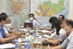 Phó Thủ tướng Vũ Đức Đam làm việc với lãnh đạo TP. Hồ Chí Minh về cung ứng hàng hóa thiết yếu cho người dân. (Ảnh: TTXVN phát)