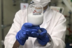 Một nhà nghiên cứu của SK Innovation Co. giới thiệu lithium chiết xuất từ pin xe điện đã qua sử dụng. (Nguồn: SK Innovation)