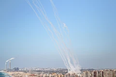 Rocket được phóng từ Dải Gaza xuống lãnh thổ Israel ngày 18/5/2021. (Ảnh: THX/TTXVN)