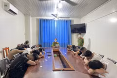 Các đối tượng tàng trữ và sử dụng trái phép chất ma túy tại cơ quan chức năng. (Nguồn: la0dong.vn)