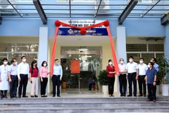Lãnh đạo tỉnh Bắc Ninh và Tập đoàn SunGroup thực hiện nghi thức tiếp nhận Trung tâm Hồi sức tích cực ICU. (Ảnh: Đinh Văn Nhiều/TTXVN)