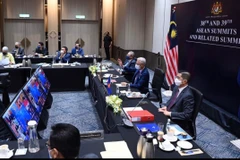 Thủ tướng Ismail Sabri Yaakob cùng các quan chức cấp cao Malaysia dự EAS 16. (Ảnh: Mạnh Tuân/TTXVN)