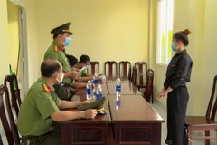 Lực lượng chức năng xử phạt một trường hợp thông tin sai sự thật trên mạng xã hội. (Ảnh: TTXVN phát)