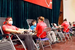 Đông đảo người dân tình nguyện tham gia hiến máu. (Ảnh: Hoàng Hùng/TTXVN)